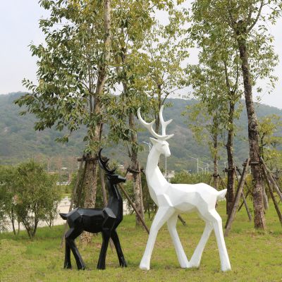户外草坪玻璃钢几何园林景观黑白两只梅花鹿博鱼网页版