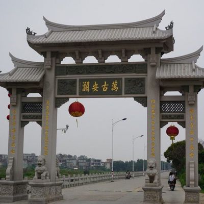 村口摆放青石雕刻仿古三门石牌坊
