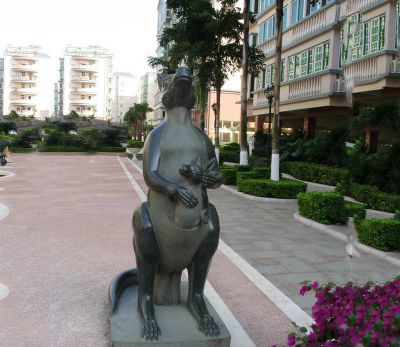 商厦门口摆放一只抬头的不锈钢袋鼠博鱼网页版