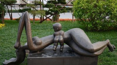景区创意趴在妈妈肚子上的铜雕母子博鱼网页版