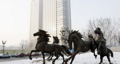 街道边摆放的四只形态各异的玻璃钢创意马群博鱼网页版