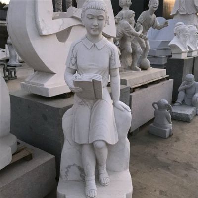 校园石雕学习看书的的女孩博鱼网页版
