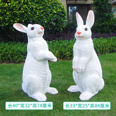 公园中两只姿态不同的站立玻璃钢兔子博鱼网页版