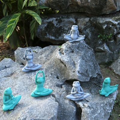 草坪一群不锈钢坐立的青蛙博鱼网页版
