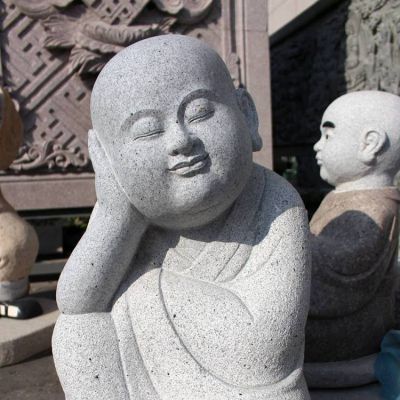 园林庭院摆放砂岩雕刻托钵小和尚博鱼网页版