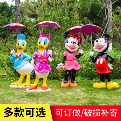 公园两对撑伞的玻璃钢米老鼠与唐老鸭博鱼网页版