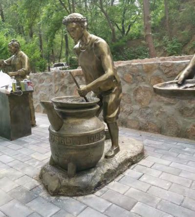 户外街道玻璃钢仿铜情景小品人物博鱼网页版