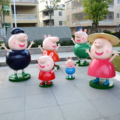 公园里摆放的四大两小的玻璃钢彩绘佩奇博鱼网页版