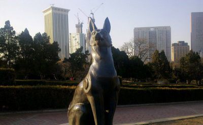 城市街道创意不锈钢仿铜坐着的狗博鱼网页版
