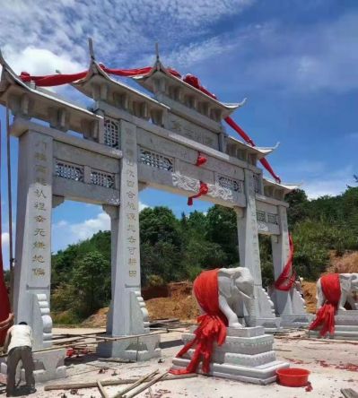 景区入口摆放大理石雕刻三门 五门牌坊