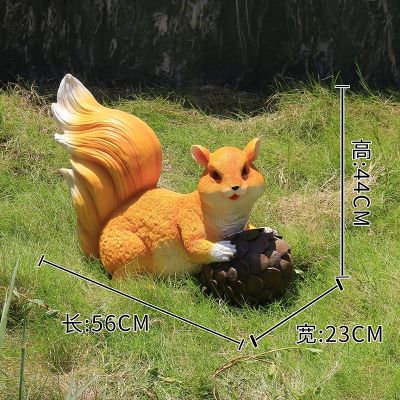 草坪一只抱着松子的玻璃钢松鼠博鱼网页版