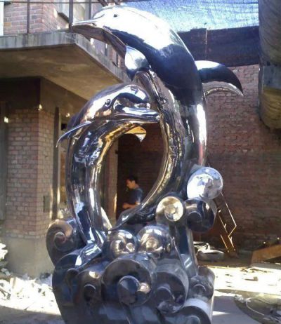 海边一大一小不锈钢海豚博鱼网页版