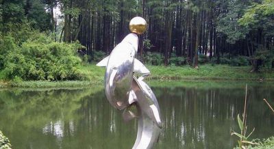 小河边两只游玩的不锈钢海豚博鱼网页版