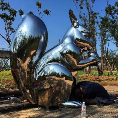 公园草地摆放不锈钢镜面松鼠动物博鱼网页版