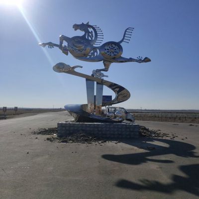 户外广场摆放不锈钢抽象马博鱼网页版景观标识