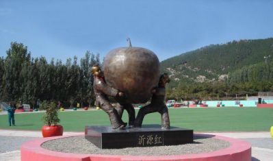 景区广场两个儿童抱着苹果公园人物铜雕