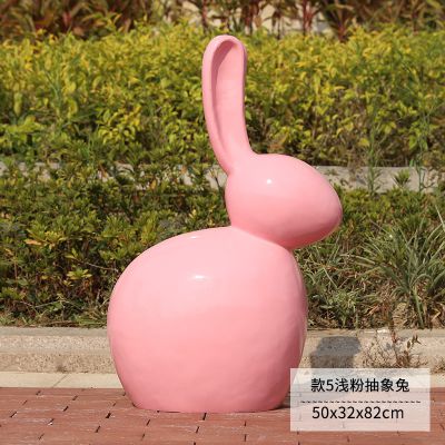 庭院一只粉色玻璃钢兔子博鱼网页版