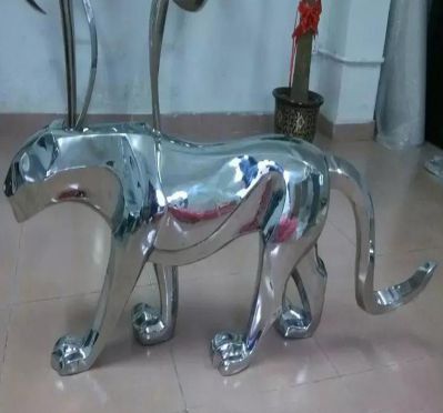 室内摆放的银色玻璃钢抽象虎博鱼网页版