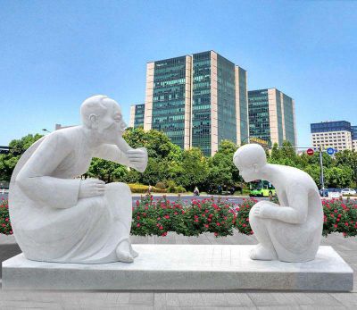 商业街摆放汉白玉爷孙下棋石雕