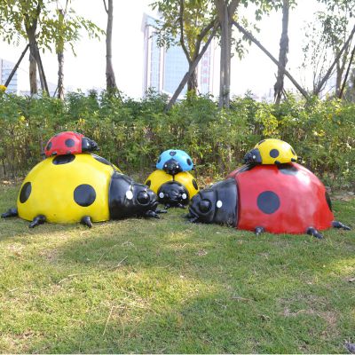 公园里摆放的三大三小的玻璃钢彩绘瓢虫博鱼网页版