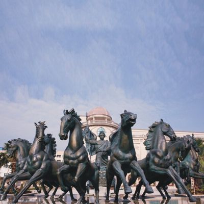 广场大型玻璃钢仿铜阿波罗展翅景观博鱼网页版，户外园林马群博鱼网页版