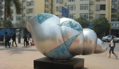 广场上摆放的玻璃钢彩绘海螺博鱼网页版
