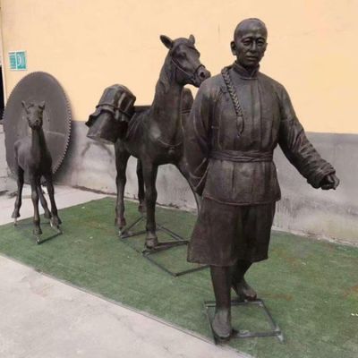 园林景区玻璃钢仿铜牵马的人物景观摆件