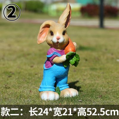 草坪中站立着一只抱胡萝卜的玻璃钢兔子博鱼网页版