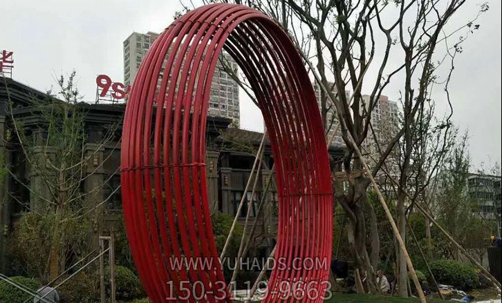 商店街边摆放镂空不锈钢花环博鱼网页版