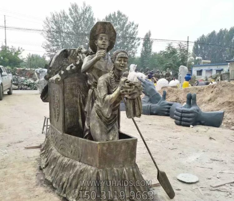 旅游景区步行街摆放一男一女划船游玩漆金铜船博鱼网页版