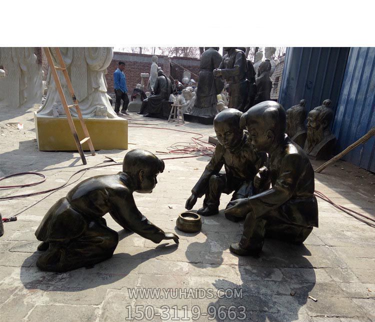 户外草坪铜雕斗蛐蛐的儿童博鱼网页版