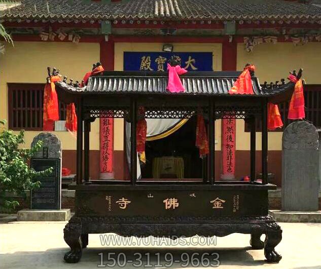 金佛寺大殿门前摆放铸铁八柱香炉博鱼网页版