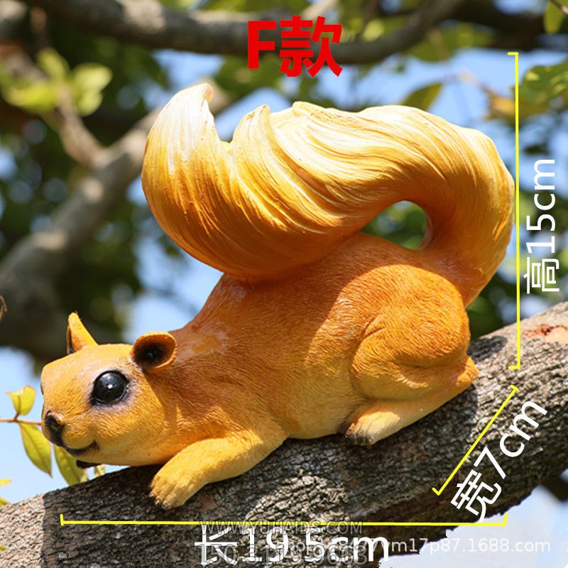 游乐场一只树上玩耍的玻璃钢松鼠博鱼网页版