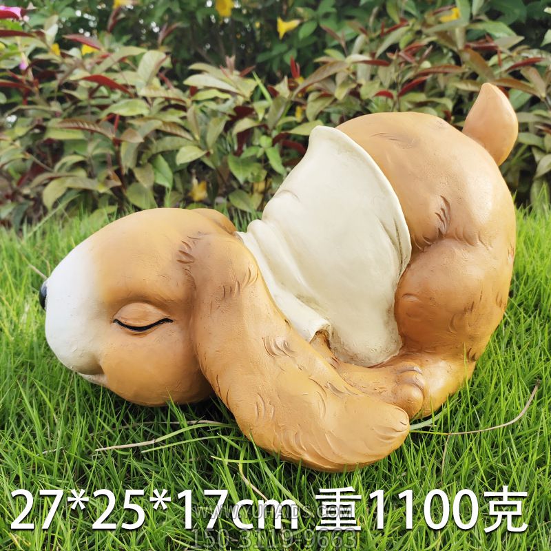 草坪中一只趴着睡觉的玻璃钢兔子博鱼网页版