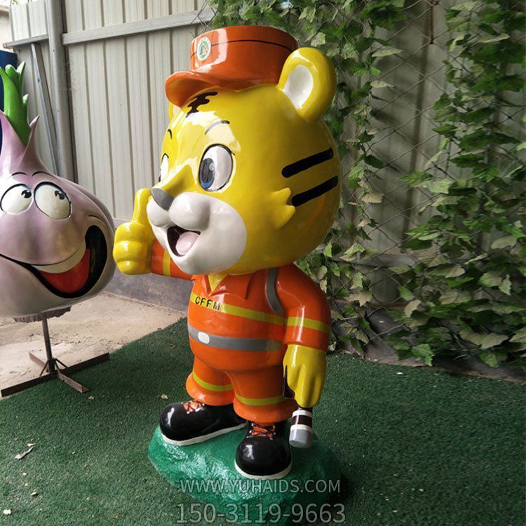 玻璃钢卡通老虎消防员公仔幼儿园宣传摆件博鱼网页版