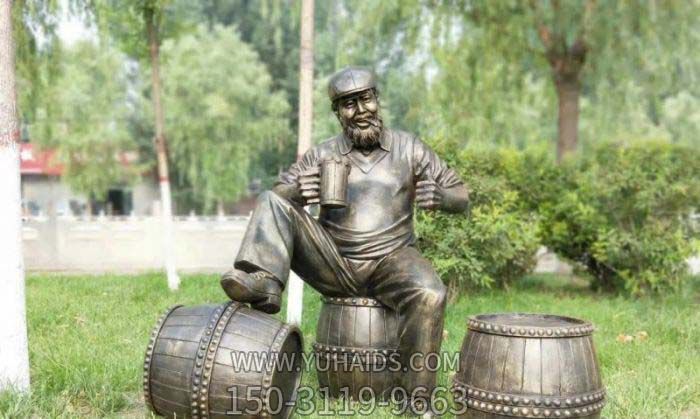 户外广场坐在酒桶上的人物铜雕酒文化博鱼网页版