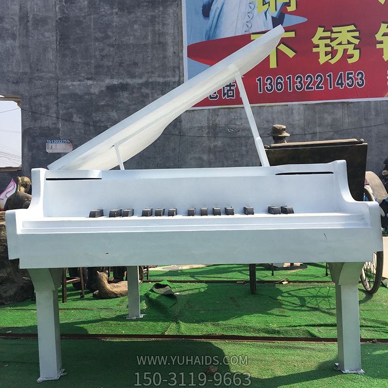 音乐厅商厦摆放一只不锈钢仿真钢琴博鱼网页版