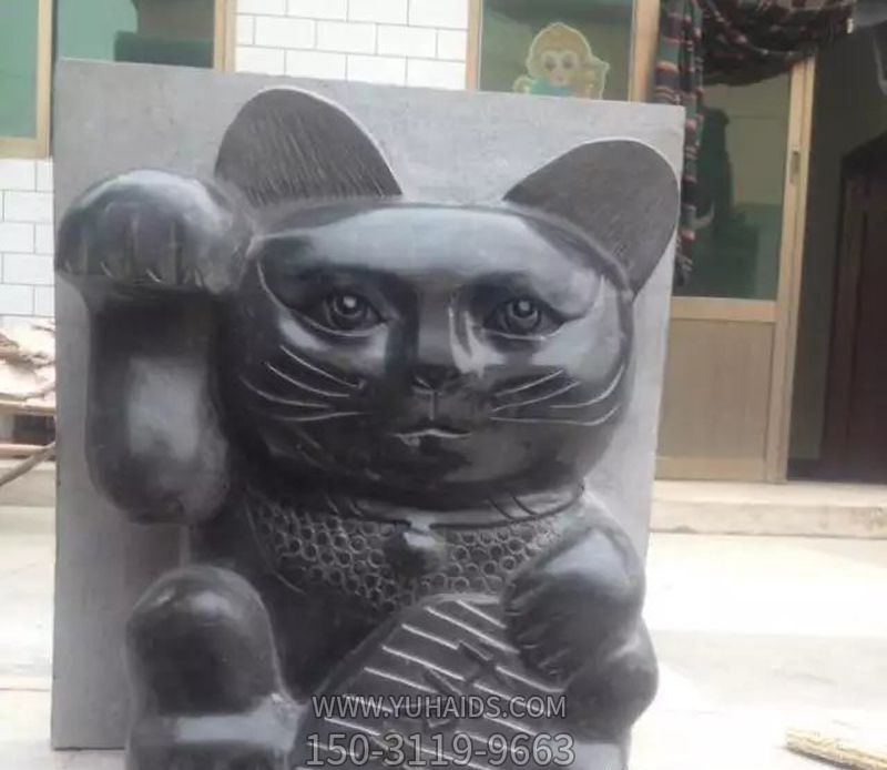 街道边摆放着手拿招牌的玻璃钢创意猫博鱼网页版