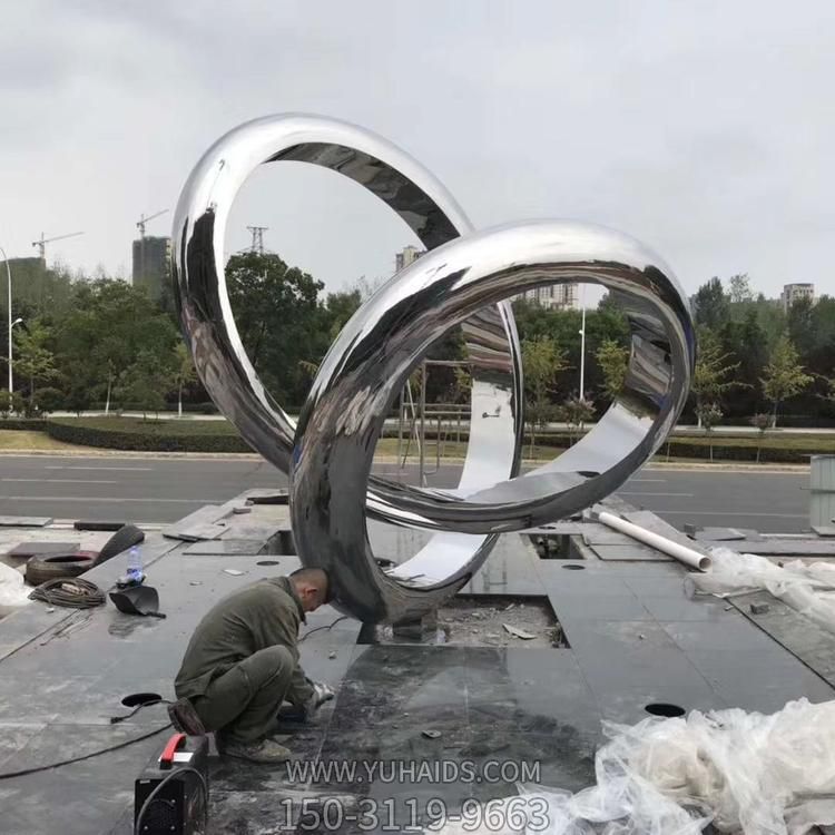 城市街道摆放不锈钢镜面抽象圆环艺术景观博鱼网页版