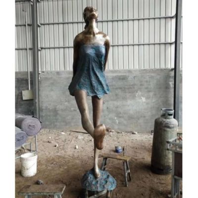 铜雕公园户外抽象女性人物景观博鱼网页版