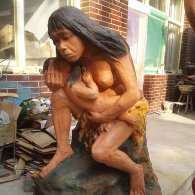 景点展区摆放玻璃钢仿真原始人物雕像