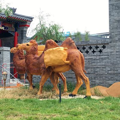 园林里摆放的两只驮着行李的玻璃钢创意骆驼博鱼网页版