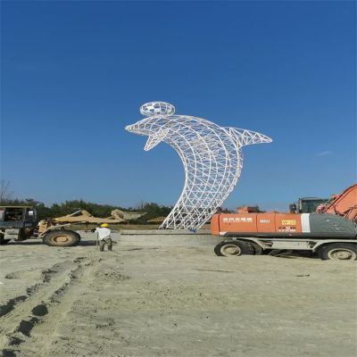 旅游景点沙滩摆放大型不锈钢镂空海豚顶球博鱼网页版
