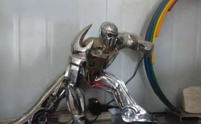 公园不锈钢镜面半蹲着的机器人博鱼网页版