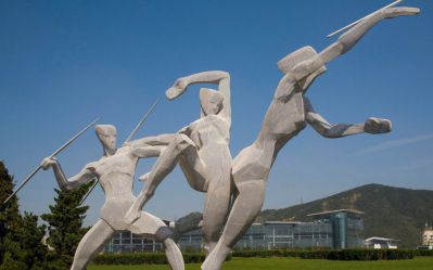 广场草坪摆放玻璃钢标枪运动博鱼网页版