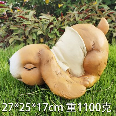 草坪中一只趴着睡觉的玻璃钢兔子博鱼网页版