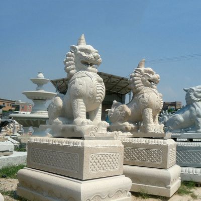 博鱼网页版园里摆放的两只汉白玉石雕仿真独角兽博鱼网页版