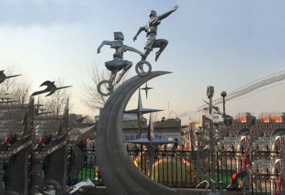 广场摆放的向前冲的不锈钢创意天天向上博鱼网页版