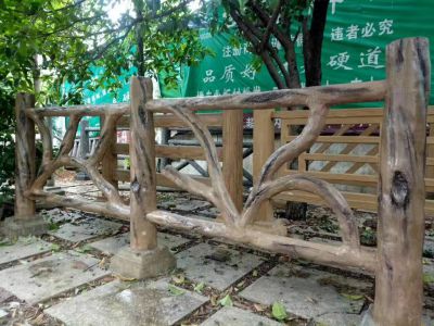 游乐园景区等候区摆放仿木栏杆