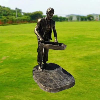 公园草地摆放玻璃钢仿铜农耕文化小品人物博鱼网页版